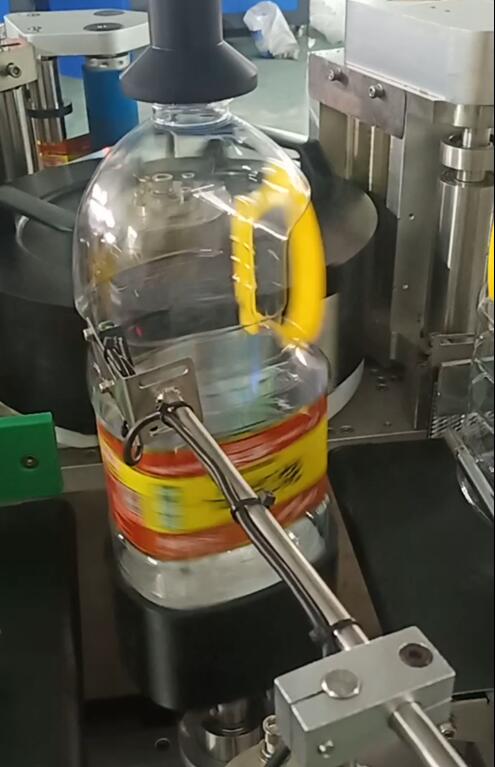 Single stick handle positioning square bottle